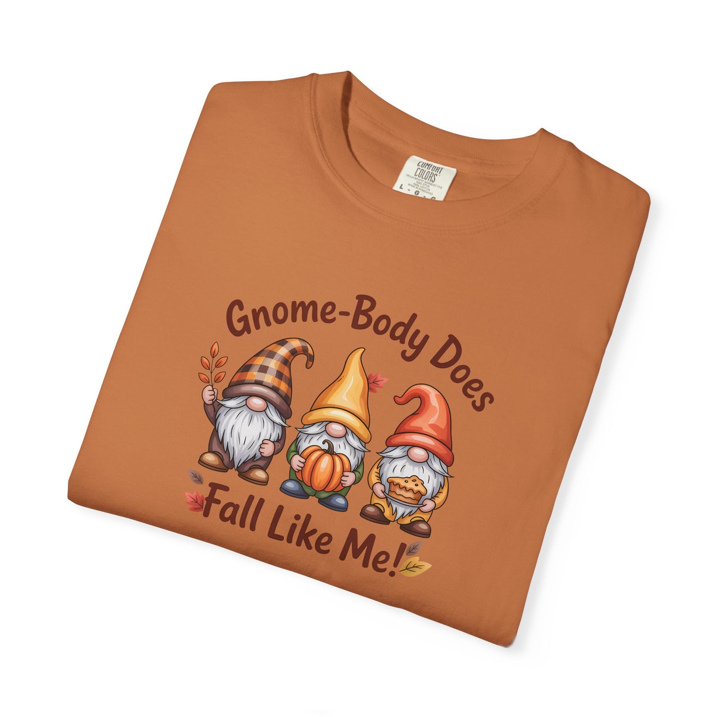 Gnome-body Does Fall Like Me” Unisex Tee – Cozy Fall Vibes, Pumpkin Spice Energy & Gnome-tastic Charm! | Perfect Autumn or Christmas Gift