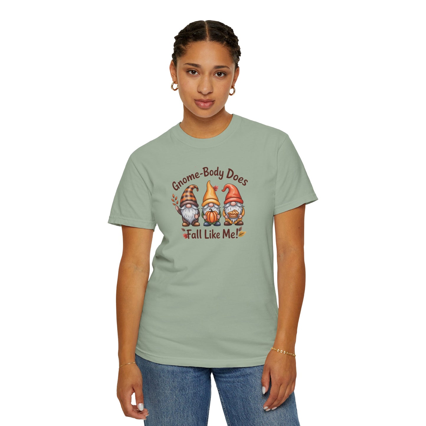 Gnome-body Does Fall Like Me” Unisex Tee – Cozy Fall Vibes, Pumpkin Spice Energy & Gnome-tastic Charm! | Perfect Autumn or Christmas Gift