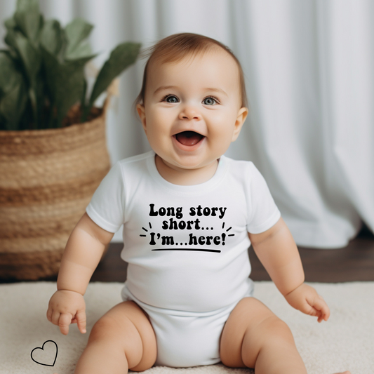 Cute Infant Bodysuit: "Long story short... I’m here!" Baby Shower Gift, Newborn Outfit, Funny Baby Clothes, Baby Announcement Tee